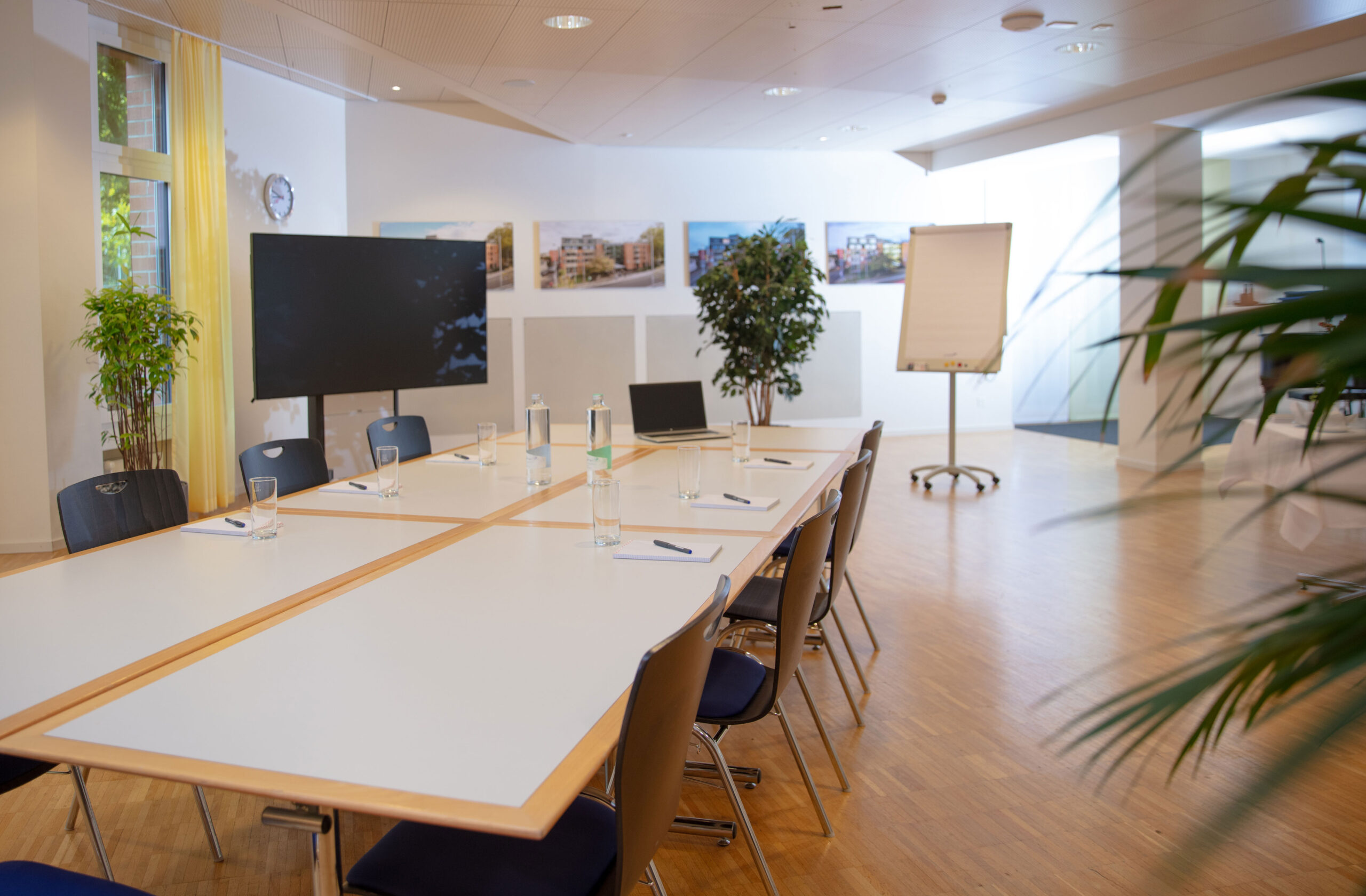 grosses Sitzungszimmer kann gemietet werden